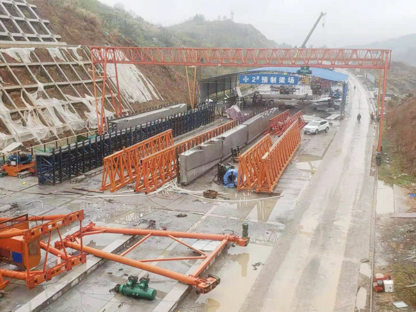 湖北荊州80噸龍門吊出軌道壓板螺母松動(dòng)的原因